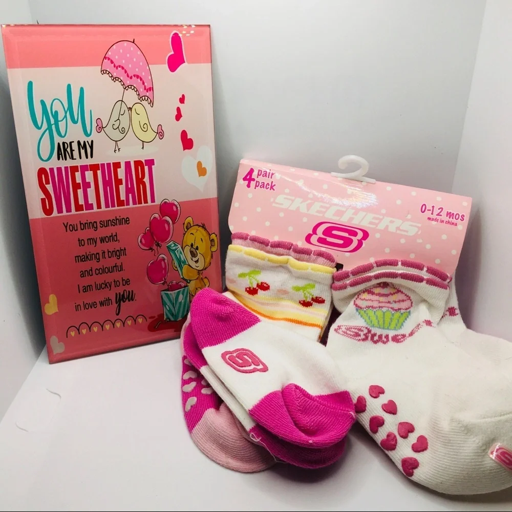 Plaque teddy bear & 4 pr.Socks 0-12 months!5 pc